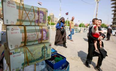 الانكماش يجهز على قيمة الريال الإيراني