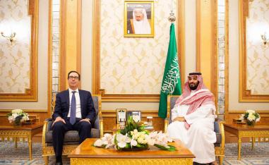 وزير الخزانة الأميركي مع ولي العهد السعودي 