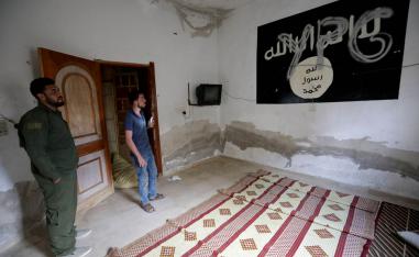 راية داعش في منزل في تل ابيض في سوريا