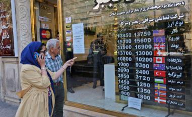 صعوبات مالية تخنق ايران وتؤثر على قيمة عملتها