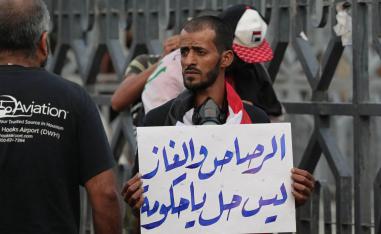 عراقي يتظاهر وسط بغداد ضد الفساد