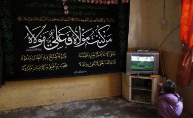 طفلة تشاهد التلفزيون في حي فقير من أحياء مدينة الصدر في بغداد