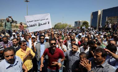 معلمون أردنيون يتظاهرون احتجاجا على تدني رواتبهم