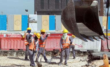 العمال في منشآت المونديال