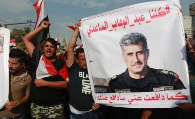 متظاهرون عراقيون يرفعون صورة عبدالوهاب الساعدي