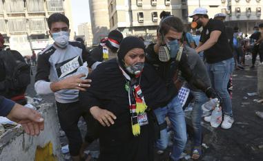 الغاز المسيل للدموع يخنق المتظاهرين في العراق
