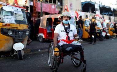 لا شئ يمنعه من المساندة في ساحات الاعتصام 