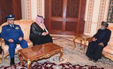لقاء الأمير خالد بن عبدالعزيز بالسلطان قابوس