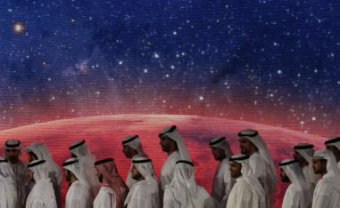 مهندسون وخبراء إماراتيون خلال احتفال جرى في العام 2015 للكشف عن مهمة المريخ