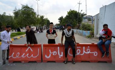 متظاهرون يغلقون طريقا يؤدي للمكاتب الإدارية الحكومية بالنجف