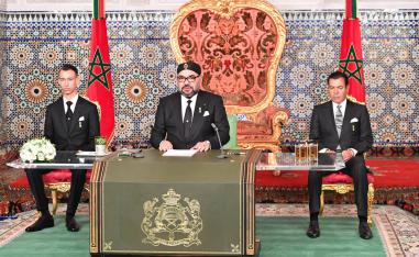 العاهل المغربي يلقي خطابا بمناسبة المسيرة الخضراء بحضور ولي العهد الأمير مولاي الحسن والأمير مولاي رشيد