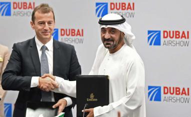 Ahmed bin Saeed Al Maktoum (R), CEO and chairman of the Emirates Group, and Guillaume Faury, Airbus CEO at Dubai Airshow