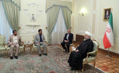 الرئيس الايراني حسن روحاني لدى استقباله سفير الحوثيين إبراهيم الديلمي