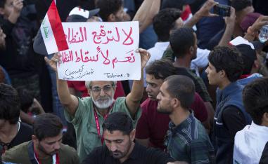 عراقيون يتظاهرون وسط بغداد