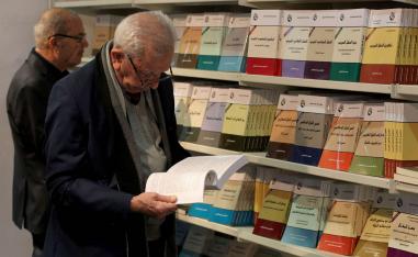 عراقيون في معرض الكتاب في بغداد