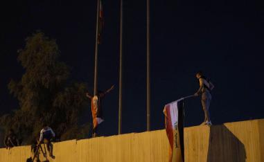 متظاهرون عراقيون يتسلقون اسوار القنصلية الايرانية في كربلاء