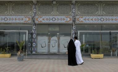 سعودي وزوجته أمام أحد المطاعم في الدمام