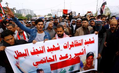 عراقيون يشيعون محتجا قتل في تظاهرات النجف