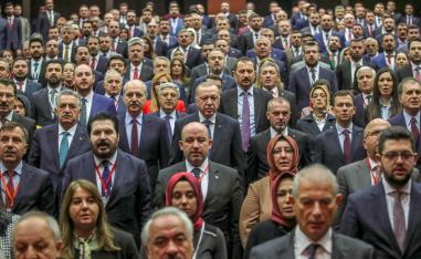 الرئيس التركي رجب طيب اردوغان وسط اعضاء حزبه تمهيدا لاعلان ارسال القوات إلى ليبيا