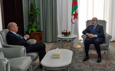 فرنسا تبدد التوتر لتعديل بوصلتها في الجزائر
