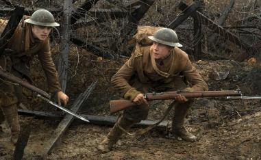 الممثلان تشارلز تشابمان وجورج ماكاي في مشهد من فيلم "1917"