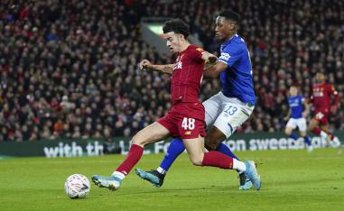 لاعب ليفربول كيرتيس جونز 