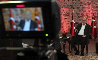 الرئيس التركي رجب طيب اردوغان يجري مقابلة تلفزيونية
