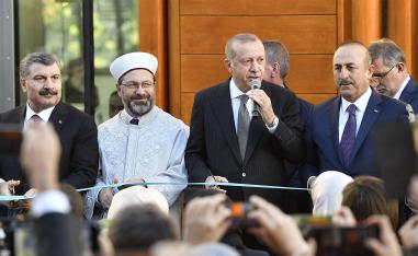 Turkish President Recep Tayyip Erdogan, 2n right, cuts the rope on occasion of the opening of the new mosque in Cologne in September 2018