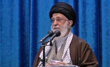 المرشد الاعلى علي خامنئي يؤم الصلاة للمرة الأولى منذ سنوات