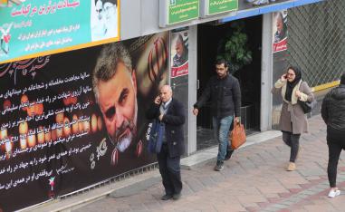 إيرانيون يمرون بجانب ملصقات عن سليماني تملأ وسط طهران