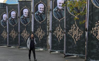 إيراني يمشي بجانب لافتات تؤبن قاسم سليماني في طهران