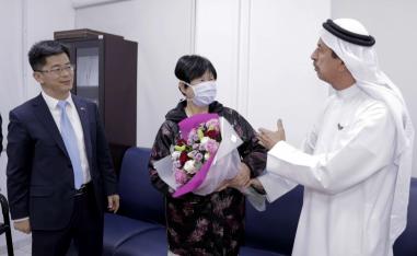 ليو يوجيا (وسط) تعبر عن امتنانها للإمارات بعد تعافيها من كورونا