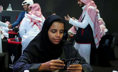 سعودية تلعب لعبة الورق الشهيرة المسماة بلوت ضد منافسين رجال