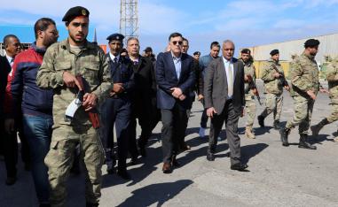 بعد الجو حكومة السراج محاصرة بحرا