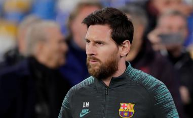 ميسي وزملاءه في برشلونة يخضعون لفحوص طبية لدى وصولهم الى نابولي