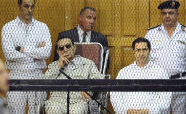الرئيس المصري الأسبق حسني مبارك ونجليه جمال (يسار) وعلاء (يمين)