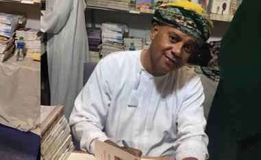 الكاتب نعيم فتح نور يوقع كتبه في معرض مسقط الدولي للكتاب (الصورة من صفحة دار الآن ناشرون وموزعون على فيسبوك)