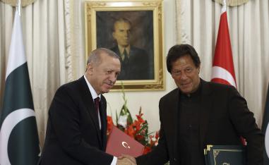 الرئيس التركي رجب طيب اردوغان ورئيس الوزراء الباكستاني عمران خان