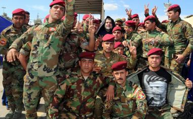 جنود عراقيون يتجمعون لأخذ سيلفي مع الزعيم الشيعي مقتدى الصدر