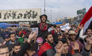 متظاهرون عراقيون في ساحة التحرير وسط بغداد