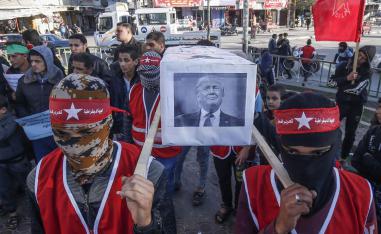 فلسطينيون يتظاهرون في غزة ضد صفقة القرن