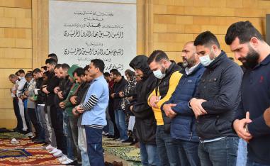 مصلون في مسجد ببيروت