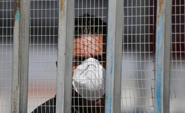 فلسطيني يرتدي قناع واق في غزة