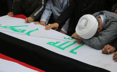 عراقيون يشيعون ضحايا القصف الأميركي الأخير