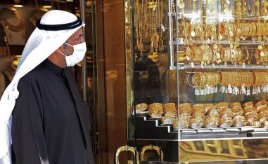كويتي يرتدي كمامة للوقاية من كورونا