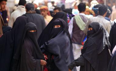 فرض قواعد اجتماعية صارمة لم تعرفها اليمنيات من قبل رغم البيئة المحافظة