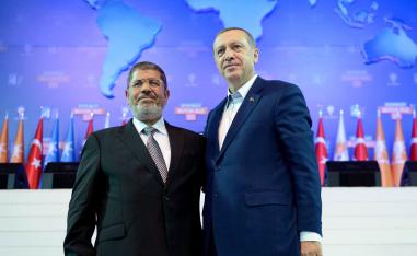 الرئيس التركي رجب طيب اردوغان والرئيس المصري السابق محمد مرسي