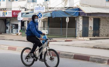 تونسي على دراجة