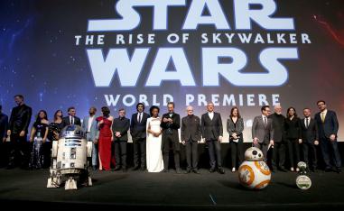 طاقم فيلم حرب النجوم خلال العرض العالمي الأول للفيلم في هوليوود 
