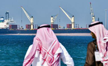 شوارع وطرقات العاصمة السعودية خالية من روادها